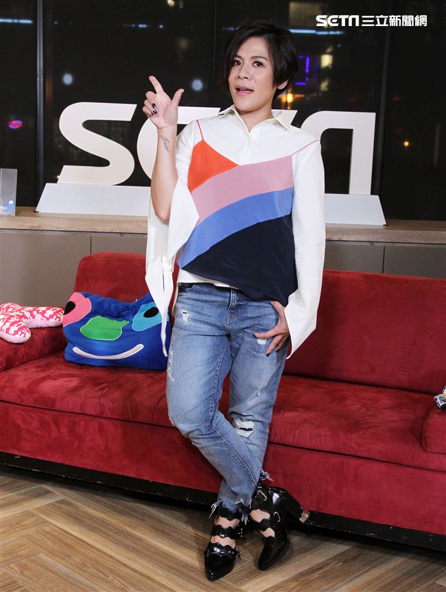 江美琪安安大明星直播現場高歌。（記者邱榮吉/攝影）