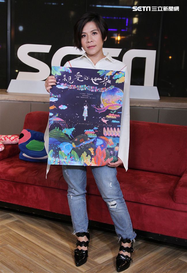 江美琪安安大明星直播現場高歌。（記者邱榮吉/攝影）