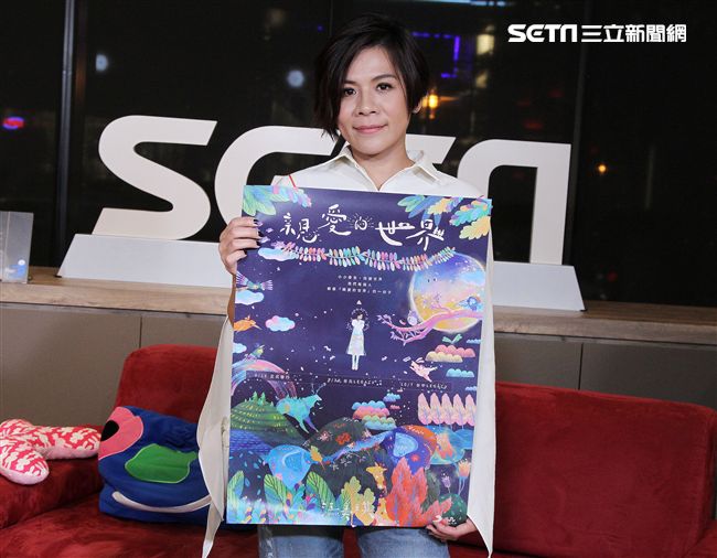 江美琪安安大明星直播現場高歌。（記者邱榮吉/攝影）