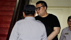 W飯店女模命案　朱家龍出庭應訊台灣高等法院7日開庭審理W飯店女模命案，提訊在押被告朱家龍（黑衣），朱家龍在法警戒護下出庭應訊。中央社記者張皓安攝　106年11月7日