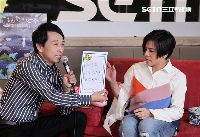 江美琪安安大明星直播現場高歌。（記者邱榮吉/攝影）