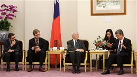 副總統陳建仁接見美國東西中心亞太新聞獎助計畫記者團。（總統府提供）