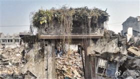 百年古厝赫見「懸棺」…傳7歲女童夭折埋門框　村民驚呆 ▲懸棺相傳內藏夭折女童屍。(圖／翻攝自紹興網微博)