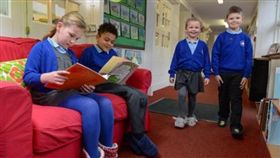 英國小學為提升學生學習效率，要求學生穿拖鞋上課。（圖／翻攝新浪網）