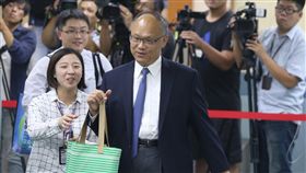 鄧振中赴民進黨中常會報告新南向政策行政院政務委員鄧振中（前右）27日出席民進黨中常會，以「新南向政策：旗艦計畫與潛力領域」為題進行專案報告。中央社記者徐肇昌攝　106年9月27日