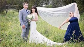 婚紗照,伴娘,惡搞,惡作劇,閨密,新娘,Rebecca Foster,Sharilyn Marie Wester　圖／翻攝自臉書