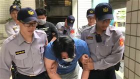 警方將2人移送時，他們酒卻還沒醒，不斷高喊「我犯甚麼罪」。（圖／翻攝畫面）