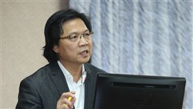 葉俊榮：捕蜂捉蛇撫卹爭議　和銓敘部討論國民黨籍立委黃昭順1日指出，行政院決議捕蜂捉蛇緊急狀況仍由消防因應，且視為執行勤務和消防法牴觸；內政部長葉俊榮（圖）對此表示，此為轉型過程銜接，撫卹爭議將和銓敘部討論。中央社記者張新偉攝　106年11月1日