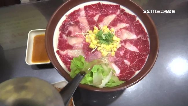 好暖心！牛肉麵老闆請打火兄弟免費吃