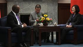 蔡英文總統接見海地共和國參議院議長賴拓居（Youri Latortue）訪問團。（總統府提供）