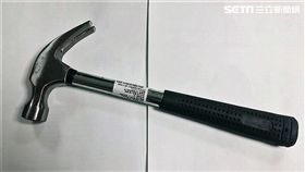 吳姓華航地勤開車上班途中，遭到4名惡煞攔車，並強搶手機檢視影片，確認自己未被跟蹤後，惡煞還砸車洩憤（翻攝畫面）