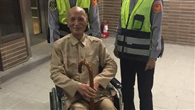 李翁無論從哪個角度看，都極為相似已故總統蔣中正先生。（圖／翻攝自鐵路警察局花蓮分局玉里派出所臉書）