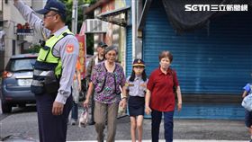 為了降低老人發生交通事故的比率，昨（7）日花蓮警方請來國小4年級的學生擔任一日警察，學生穿上特製警制服在馬路上認真的模樣，讓晨運的阿嬤直呼很溫馨。警方則表示，藉祖孫之情拉近距離，加強宣導效果，也能讓孩童實踐孝親之倫理觀念。（圖／翻攝畫面）