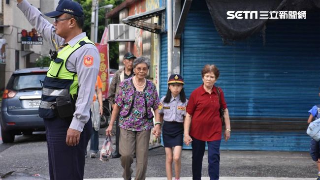 萌學生化身小女警　貼心舉動被讚翻