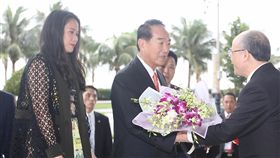 出席APEC　宋楚瑜宋鎮邁抵越南下榻飯店2017年亞太經濟合作會議（APEC）經濟領袖會議將於10 日到11日在越南峴港市舉行；APEC領袖代表宋楚瑜（前中）與女兒宋鎮邁（左）7日抵達下榻飯店，接受僑胞及台商獻花致意。中央社記者吳翊寧越南峴港攝　106年11月7日