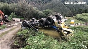 復興山區灌漿預拌車翻覆　駕駛救出無呼吸心跳
圖/桃園市政府消防局提供