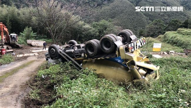 混凝土車翻覆　駕駛救出無呼吸心跳