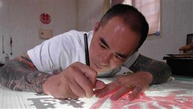 現今50歲的吳鴻文是名更生人，之前曾是黑道大哥，吳鴻文在中部地區擁槍自重，不料入獄後因家人相繼過世，再加上母親車禍後仍忍痛探望他在監獄的生活，讓他決定痛改前非，專心在牢裡埋頭苦練書法，還承諾「我的雙手只拿筆不再拿槍」！（圖／《吳鴻文書法研習藝廊》臉書粉專）