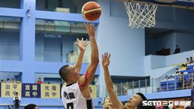 ▲譚傑龍（左）今日攻下10分19籃板5助攻。（圖／記者蔡宜瑾攝影）