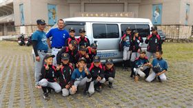 基隆市華泰船務簡董事長及聯興國際物流洪董事長，捐贈交通車讓校長淚崩。（圖／翻攝台東縣長濱國小臉書）