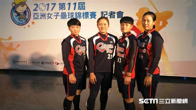 中華女壘練打　打菲籍男投手的球