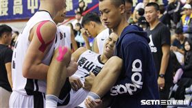 ▲陳俊男扭傷腳下場，後續經防護員評估傷勢並不嚴重。（圖／記者蔡宜瑾攝影）