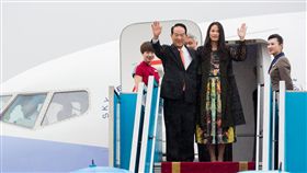 宋楚瑜與女兒宋鎮邁抵越出席APEC亞太經濟合作會議（APEC）領袖代表宋楚瑜（左）與女兒宋鎮邁（右），7日下午抵達越南峴港，出席預定於10日至11日舉行的APEC經濟領袖會議。（外交部提供）中央社記者侯姿瑩傳真　106年11月7日