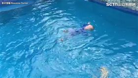 不到十個月的Max竟能在水中自在漂浮。（圖／翻攝自Roxanne Turner臉書）