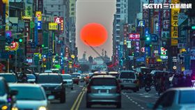 高雄出現「曼哈頓懸日」美景。（圖／翻攝自高雄旅遊網）