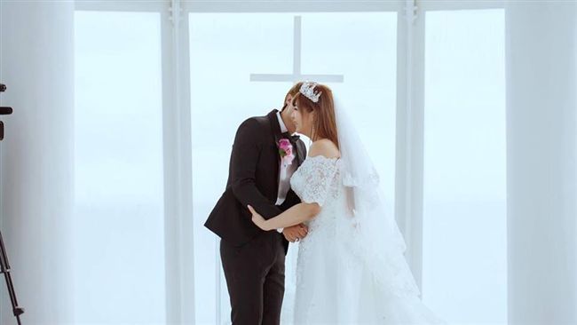 交往2年修正果　小小瑜美國飆淚完婚