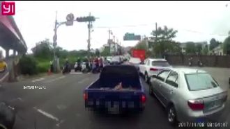 硬擠切道超車　小貨車撞路邊車肇逃