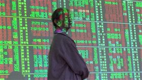 16:9
台股小跌（1）全台大停電，產業界受衝擊程度不一，不少上市櫃企業公告無重大影響，16日台股收盤下跌20.77點，為10290.39點，跌幅0.20%，成交金額新台幣997.34億，在平盤上下狹幅震盪小跌。中央社記者董俊志攝　106年8月16日