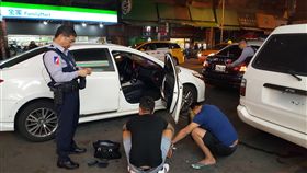 徐男及楊男蹲在地上接受警方盤查。（圖／翻攝畫面）