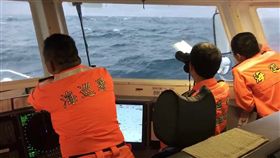 海巡艦艇持續搜救失聯幻象人、機。（圖／翻攝畫面）