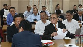 馮世寬列席立院獵雷艦調閱小組首次開會立法院外交及國防委員會成立的「獵雷艦調閱專案小組」1日召開第一次會議，國防部長馮世寬（前中）列席與會。中央社記者張新偉攝　106年11月1日