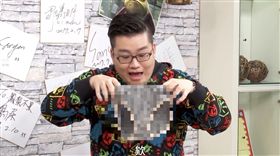 影／網紅轉經期の原味內褲轉蛋　開箱變態狂聞：真的有血！
圖／翻攝自Joeman YouTube
https://www.youtube.com/watch?v=sZRCiezYKLM