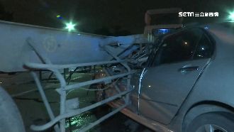 轎車插進拖板車底　遭拖行削掉引擎蓋