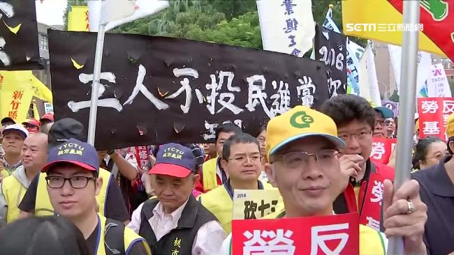 政院版一例一休拍板　上百勞工抗議