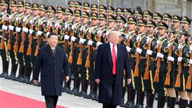 川普赴人民大會堂（2）中國大陸9日以隆重軍禮歡迎美國總統川普到訪。川普繫醒目的大紅色領帶，多次主動與中國國家主席習近平握手。圖為中國國家主席習近平在北京人民大會堂東門外廣場舉行歡迎儀式。（中新社）中央社　106年11月9日