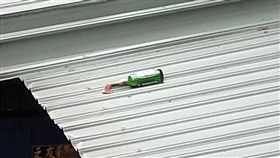 王男一時手滑讓汽油彈掉落一樓遮雨棚，嚇壞附近住戶。（圖／翻攝畫面）