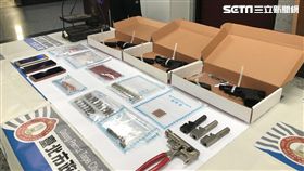 改槍達人陳長生持毒遭逮，鍾姓女友繼續販售毒品及槍械為生，警方循線前往查緝，一舉逮獲鍾女並起獲金牛座改造手槍、安非他命等證物，警方訊後將她依槍砲及毒品罪送辦（楊忠翰攝）