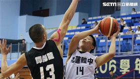 ▲潘聖融（右）不懼怕比自己高16公分的譚傑龍（左）。（圖／記者蔡宜瑾攝影）