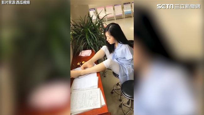 無臂正妹靠雙腳直播　驚人毅力吸粉絲