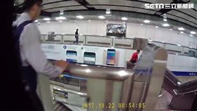 秦男與女友分手後，一時情緒失控，竟爬上捷運忠孝新生站的月台樓梯護欄意圖輕生，警員從後方將他熊抱救下，順利化解一場自殺事件（翻攝畫面）
