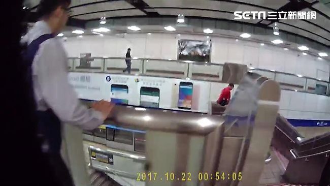 長期失業被女友甩　他爬捷運護欄尋短