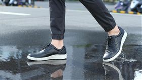 暴雨救星「La new生活防水系列」新上市
防水防滑	讓您乾淨俐落	晴雨都有型