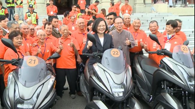 接見不老騎士　小英好奇試坐重型機車