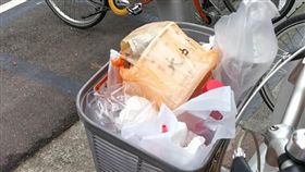不少人會將Ubike當作是短程接駁的交通工具，但卻有人相當沒有公德心，竟將Ubike車籃當「垃圾桶」，不僅造成下一位使用者的困擾，也損壞了台灣人的形象！（圖／翻攝自PTT）