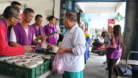自製飯包捐助弱勢　盼募寒士尾牙宴（1）人安基金會花蓮站每一餐準備上百個飯包給弱勢（圖），全年不間斷，站長林康楚9日宣告第28屆寒士吃飽30愛心尾牙活動籌備開始。中央社記者李先鳳攝　106年11月9日