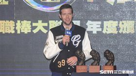 中華職棒年度頒獎典禮勝投王、三振王、防禦率王羅力 圖／記者林敬旻攝